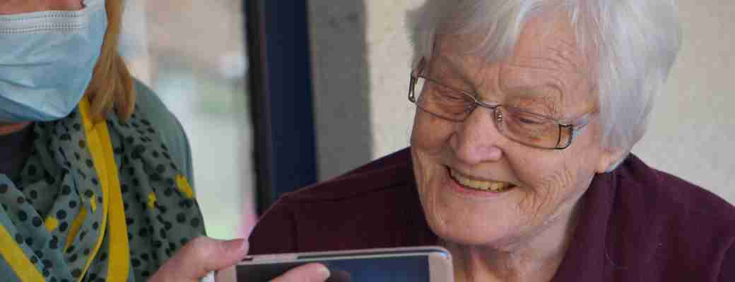 Dispositivos IoT e Inteligencia artificial para el cuidado de personas mayores, dentro y fuera de casa